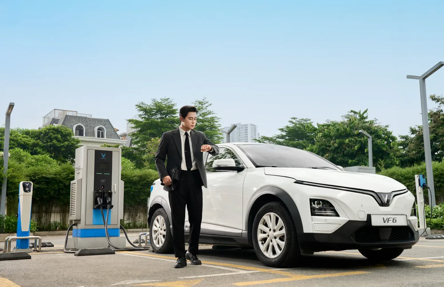 Nếu Khách hàng di chuyển nhiều hàng tháng thì chi phí thuê pin theo gói cố định và tiền sạc điện sẽ rẻ hơn tiền xăng hàng tháng khi dùng xe xăng cùng hạng.